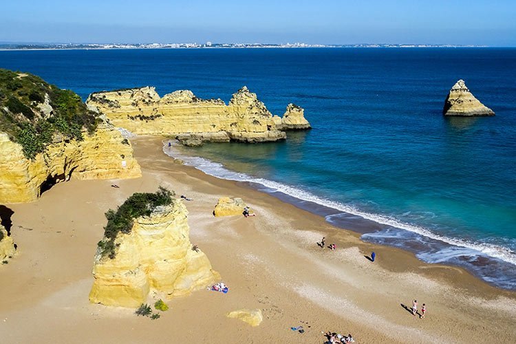 Plage de sable avec rochers en bord de mer