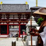 Un moine devant un temple asiatique