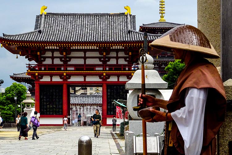 Un moine devant un temple asiatique