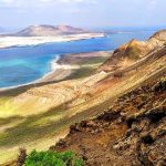 Vue d'une côte avec des collines et de l'eau