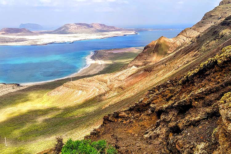 Vue d'une côte avec des collines et de l'eau