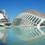 Deux structures architecturales réfléchies dans l'eau