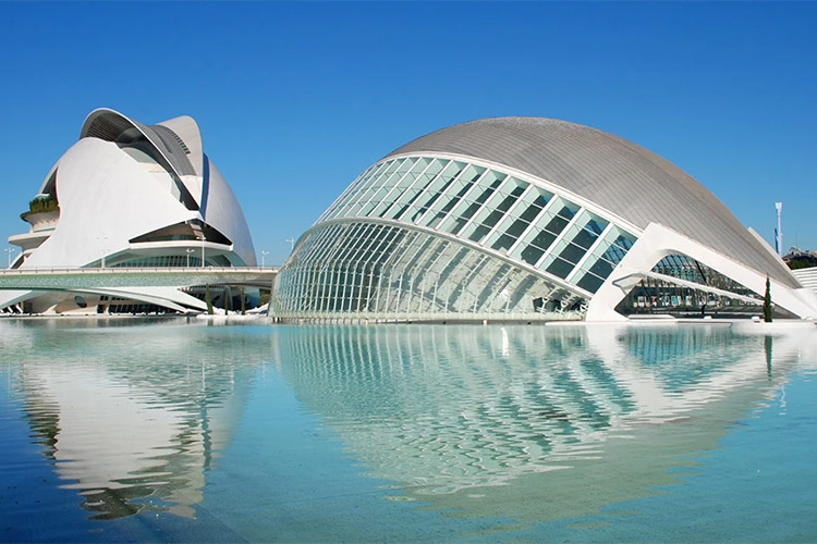 Deux structures architecturales réfléchies dans l'eau