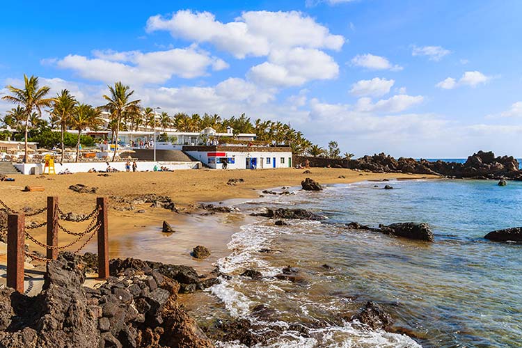 Plage avec bâtiments et palmiers