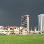 Panorama d'une ville avec ciel sombre