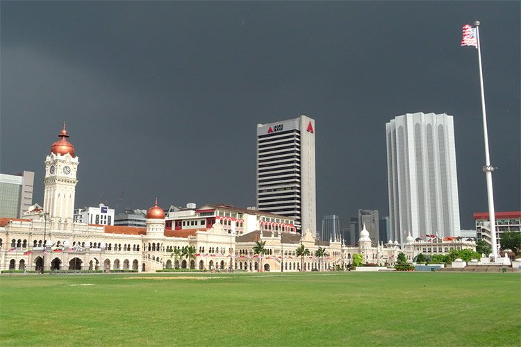 Panorama d'une ville avec ciel sombre