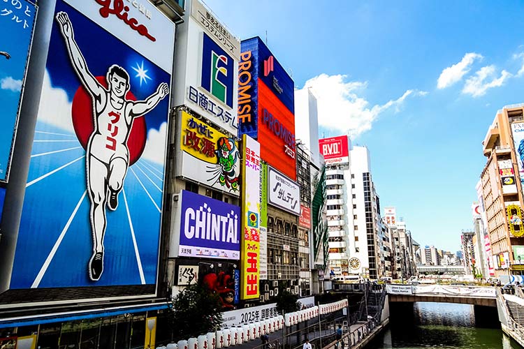 Publicités lumineuses sur des immeubles à Osaka