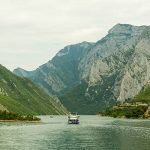 Bateau sur un lac entouré de montagnes