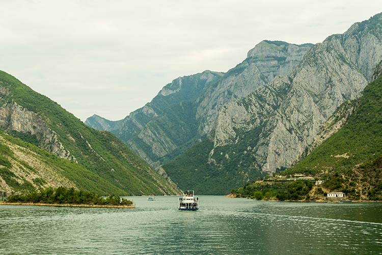 Bateau sur un lac entouré de montagnes
