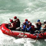 Groupe en raft sur une rivière