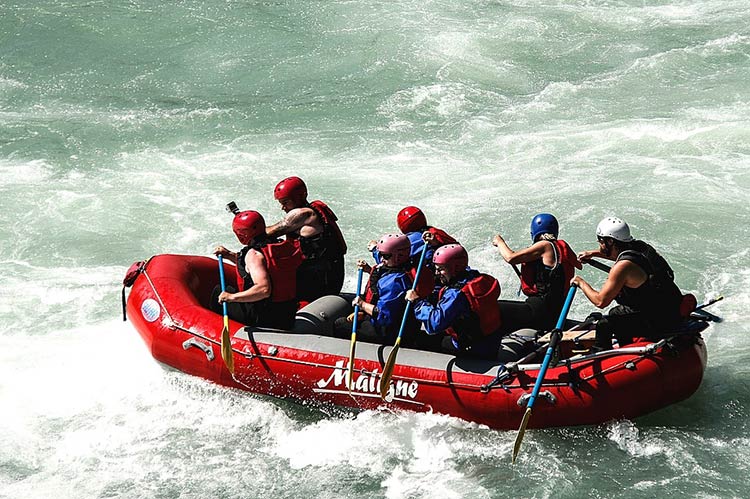 Groupe en raft sur une rivière