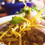 Nouilles servies avec des légumes et du poulet