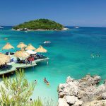 Vue d'une plage avec des parasols