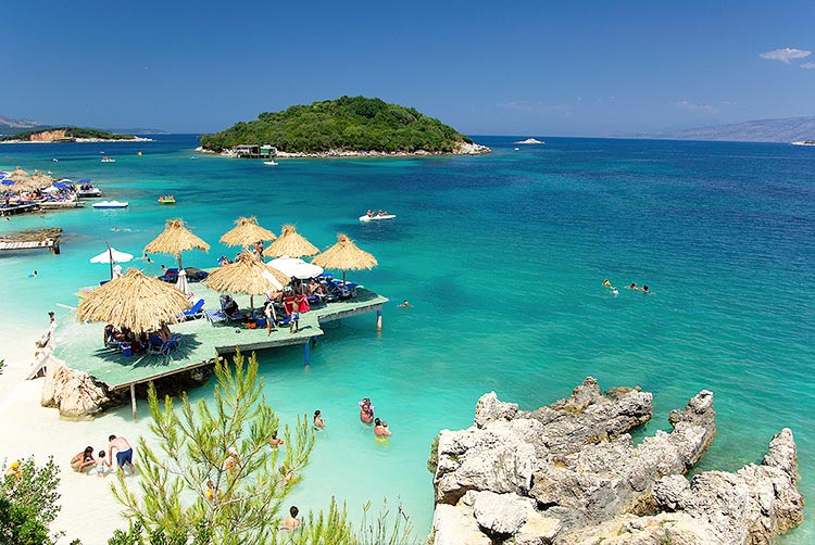 Vue d'une plage avec des parasols