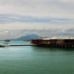 Un port avec des maisons sur pilotis