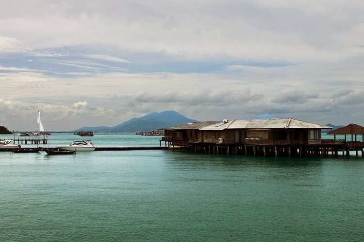 Un port avec des maisons sur pilotis