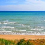 Vue d'une plage avec mer calme