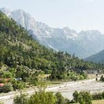 Vue d'une vallée montagneuse avec des arbres