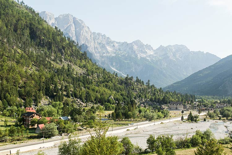 Vue d'une vallée montagneuse avec des arbres