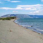 Vue d'une plage avec des montagnes en arrière-plan