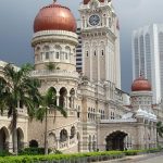 Bâtiment historique avec dômes rouges