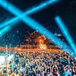 Foule en concert avec des lumières