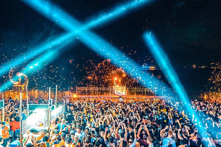 Foule en concert avec des lumières