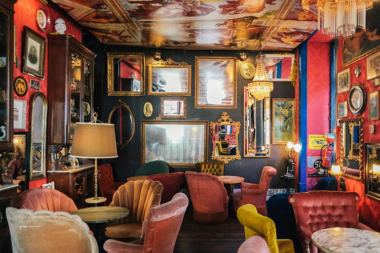 Un salon avec des sièges colorés et des miroirs