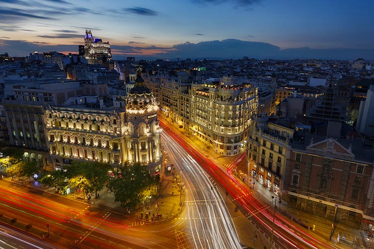 Vue aérienne de Madrid illuminée la nuit