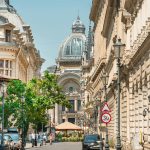 Une rue calme avec des bâtiments historiques