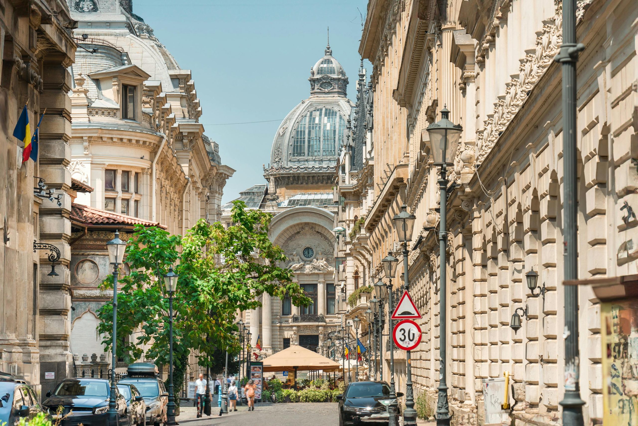 Une rue calme avec des bâtiments historiques