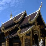 Toit d'un temple avec ornements dorés