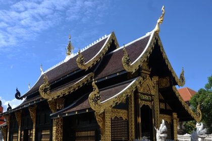 Toit d'un temple avec ornements dorés