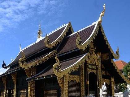 Toit d'un temple avec ornements dorés