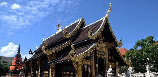 Toit d'un temple avec ornements dorés