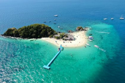 Vue aérienne d'une île avec plage