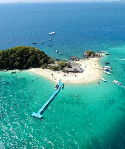 Vue aérienne d'une île avec plage