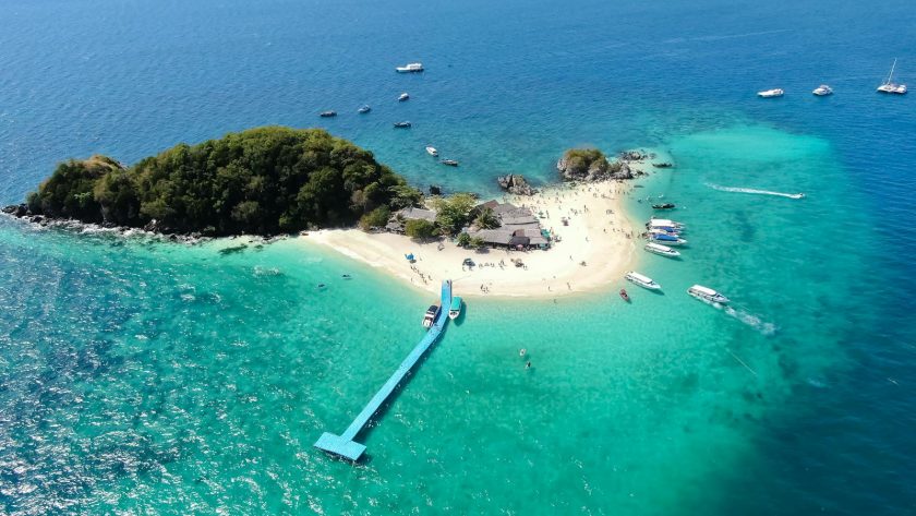 Vue aérienne d'une île avec plage