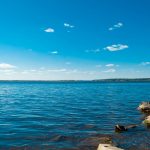 Lac sous un ciel bleu