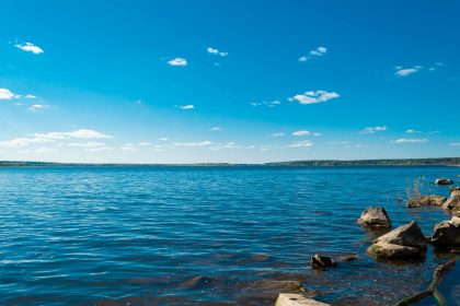 Lac sous un ciel bleu
