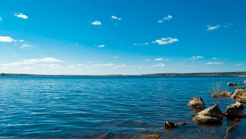 Lac sous un ciel bleu