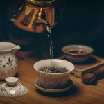 Versement de thé dans une tasse