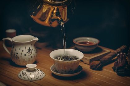 Versement de thé dans une tasse