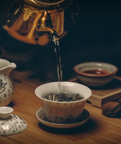 Versement de thé dans une tasse