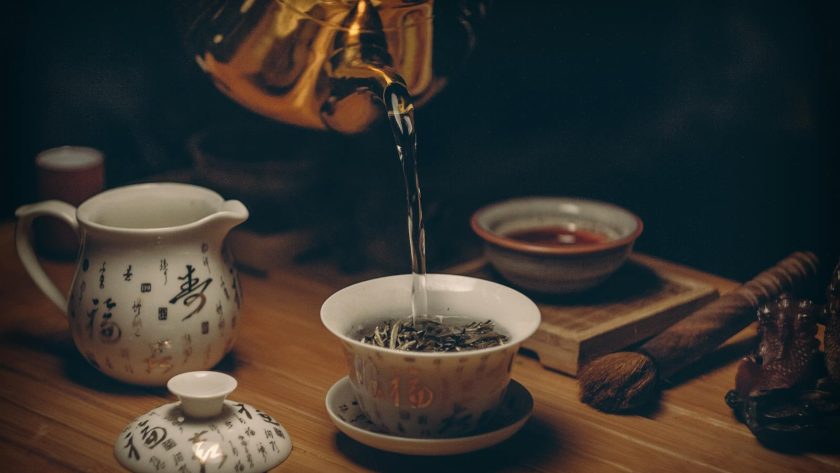 Versement de thé dans une tasse