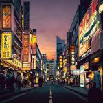 Rue illuminée avec les enseignes au néon à Tokyo
