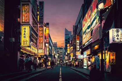 Rue illuminée avec les enseignes au néon à Tokyo