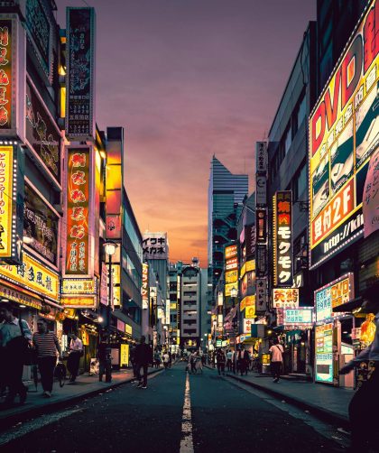 Rue illuminée avec les enseignes au néon à Tokyo