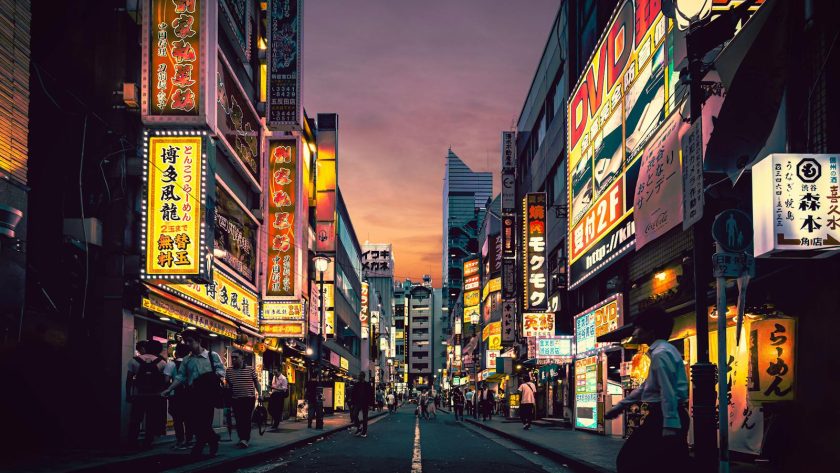Rue illuminée avec les enseignes au néon à Tokyo