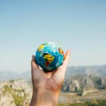 Un globe terrestre tenu dans une main